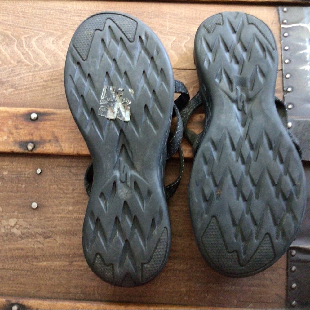 Skechers Black Gogo Mat Cross-Strap Sandals - Picture 3 of 3